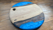 Load image into Gallery viewer, Blue walnut round board 36cm
