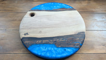 Load image into Gallery viewer, Blue walnut round board 36cm