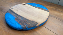 Load image into Gallery viewer, Blue walnut round board 36cm
