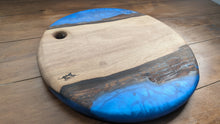 Load image into Gallery viewer, Blue walnut round board 36cm
