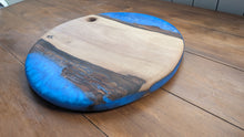 Load image into Gallery viewer, Blue walnut round board 36cm

